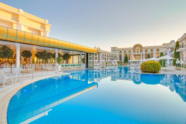 Πισίνα και Pool Bar στο Epirus Palace