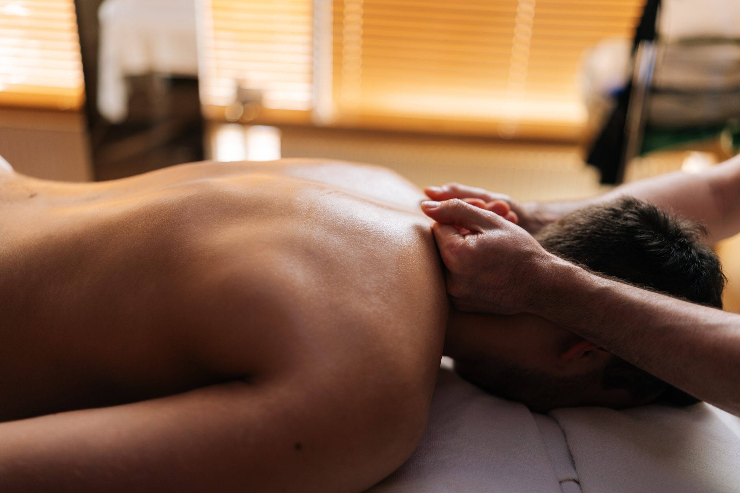 Detail,Cropped,Shot,Of,Professional,Male,Massage,Therapist,Making,Relaxed