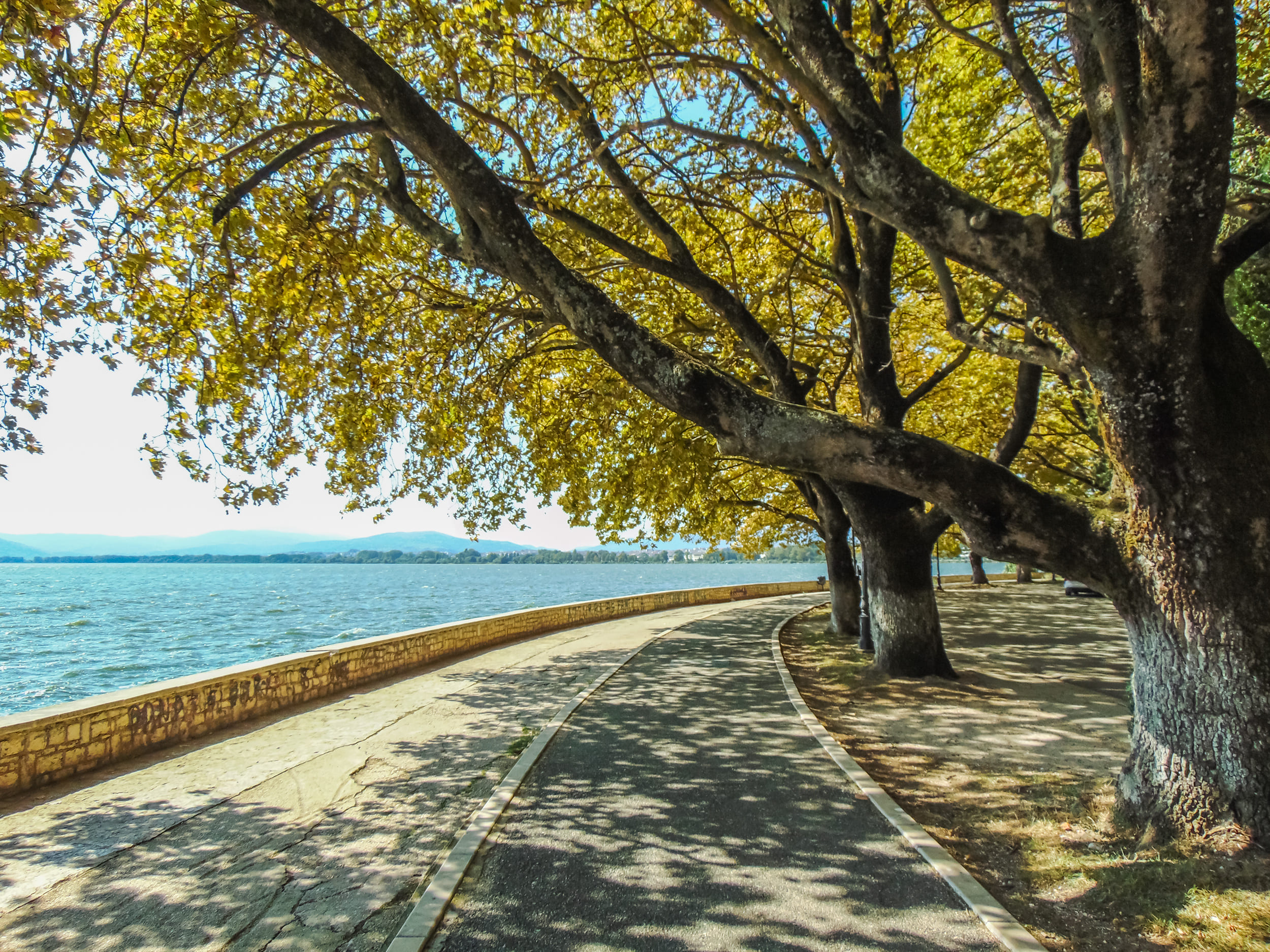 Θα περπατήσετε στην λίμνη των Ιωαννίνων με την διαμονή σας στο Epirus Palace