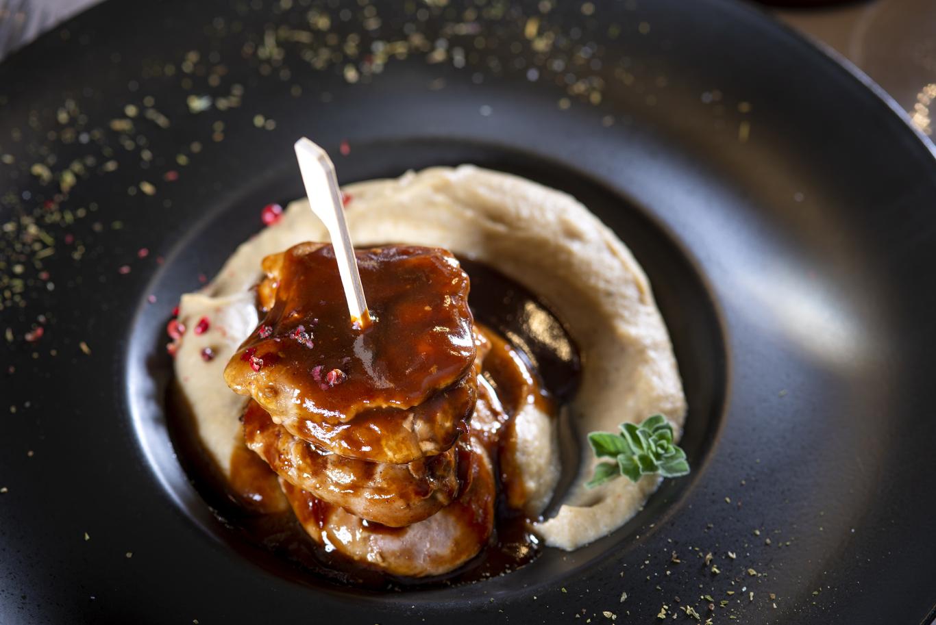 Το Bistro Restaurant & Bar στο Epirus Palace Congress & Spa Hotel στα Ιωάννινα σας περιμένει με ένα μενού που θα σας εκπλήξει ευχάριστα.