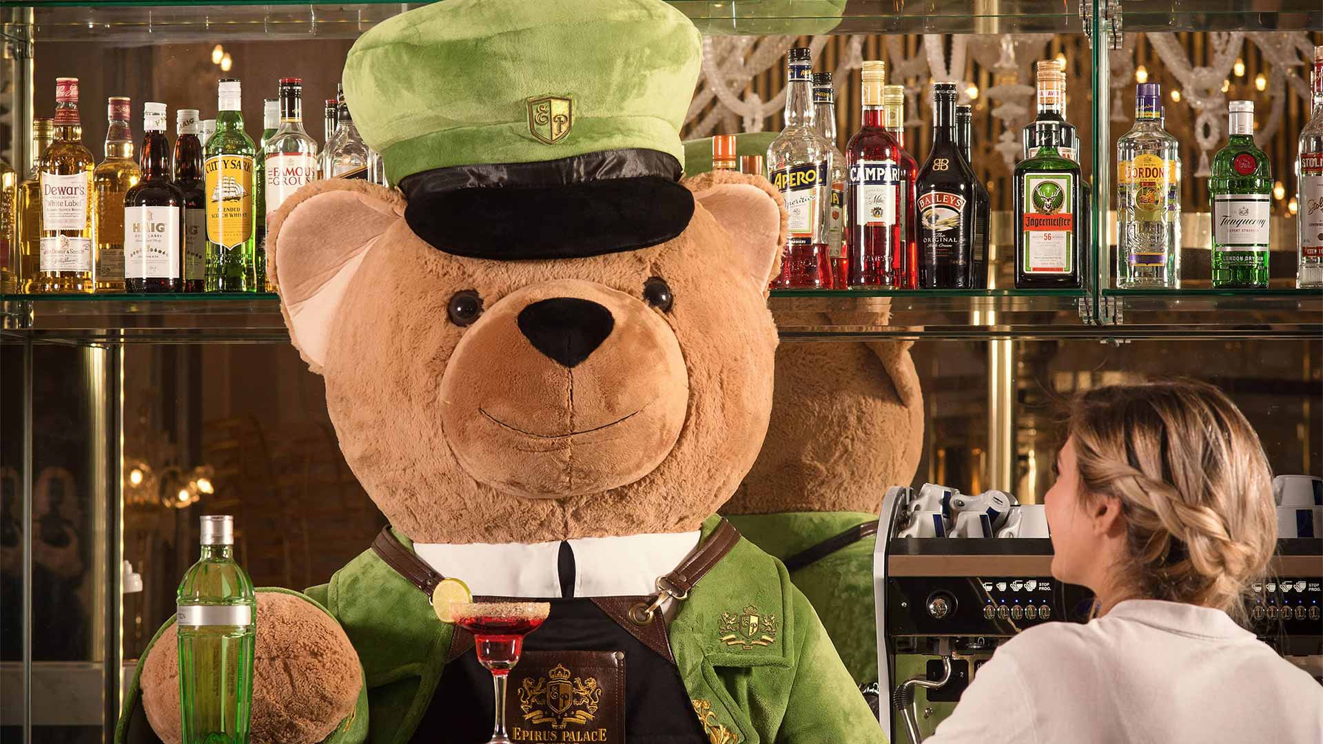 Το Lobby Café αποτελεί το ιδανικό σημείο συνάντησης για τους επισκέπτες μας στο Epirus Palace στα Ιωάννινα.