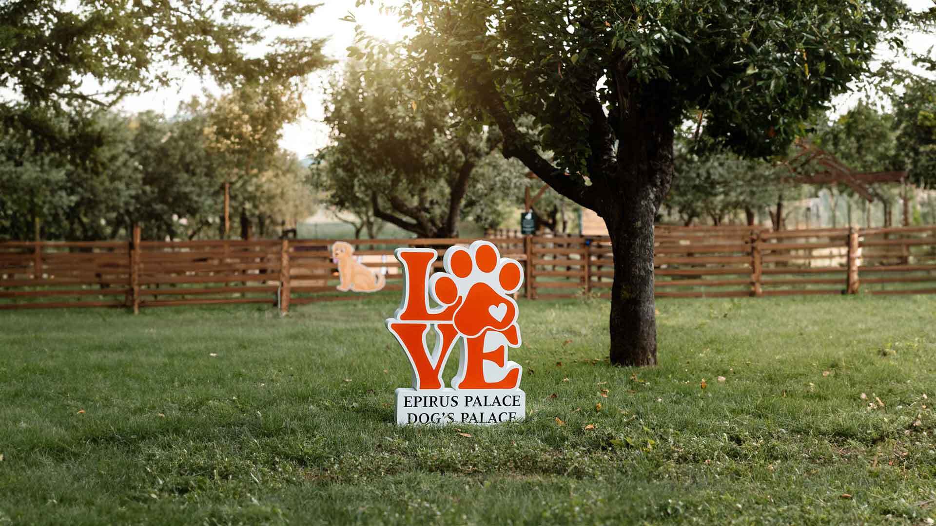 Το ειδικά διαμορφωμένο πάρκο για σκύλους στο Epirus Palace Congress & Spa Hotel στα Ιωάννινα προσφέρει έναν ασφαλή και διασκεδαστικό χώρο για να τρέχουν και να παίζουν ελεύθερα.