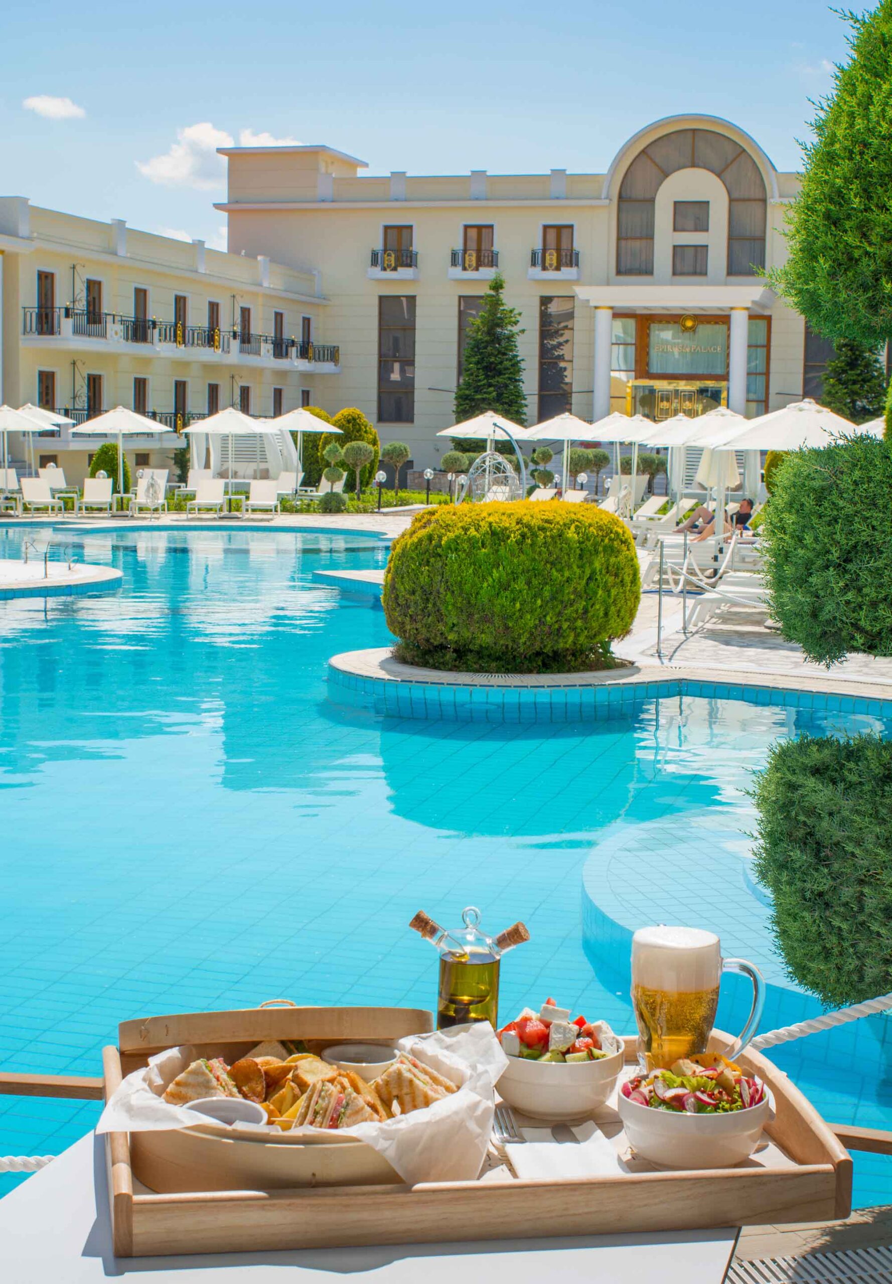 Pool Bar στο Epirus Palace στα Ιωάννινα με lounge μουσική, δίπλα στην πισίνα.